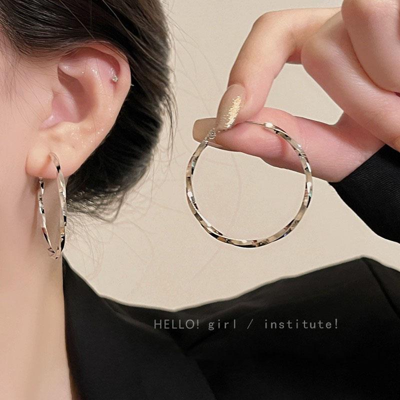 2025 Trendy Large Earrings: Simple, Cool, Versatile - Perfect for Round Faces
