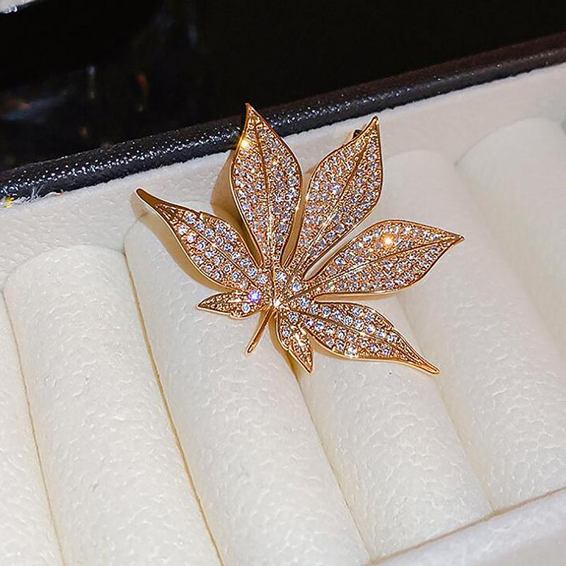 Flash Diamond Plant Maple Leaf Brooch Small Temperament Light Luxury Chest Simple Fashion Atmosphere Sense Of Accessories