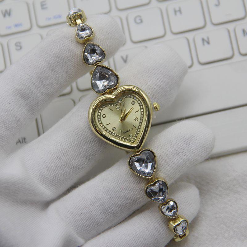 1Pc  Hot-selling Love Big Diamond Bracelet Watch Female, Korean Version of Elegant Temperament Versatile Watch, Student Quartz Watch