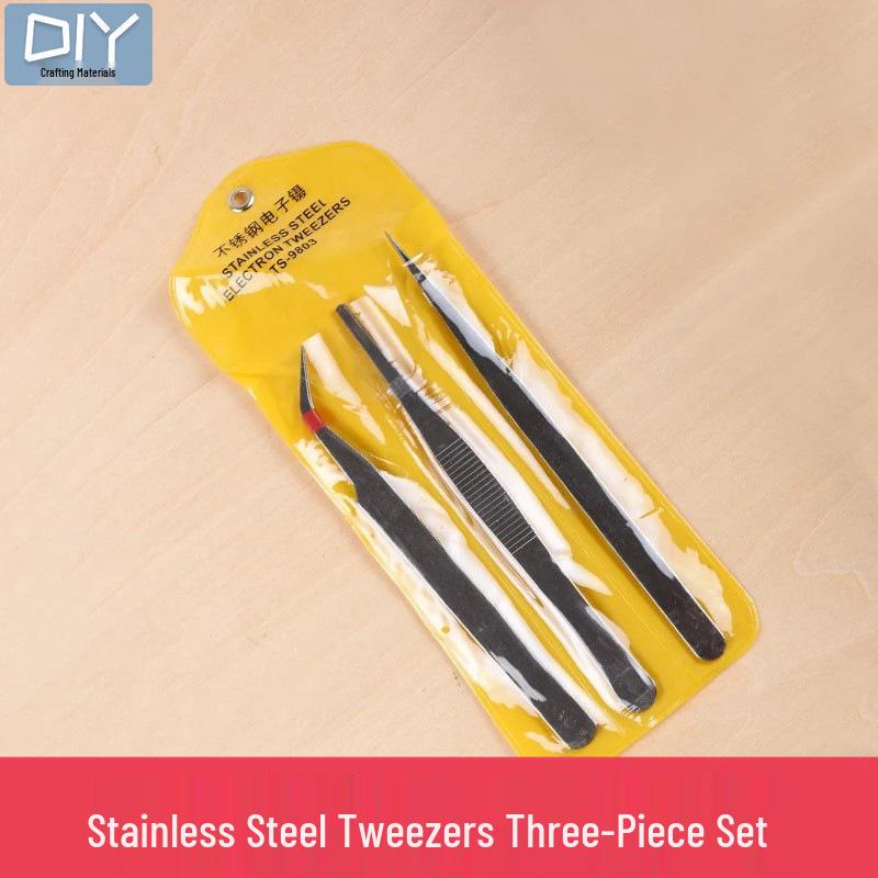 

Набор инструментов для эпоксидной смолы «Сделай сам» с перчатками, мерными стаканчиками, весами, пинцетом, пипеткой, наждачной бумагой, полиролью и пробойником.