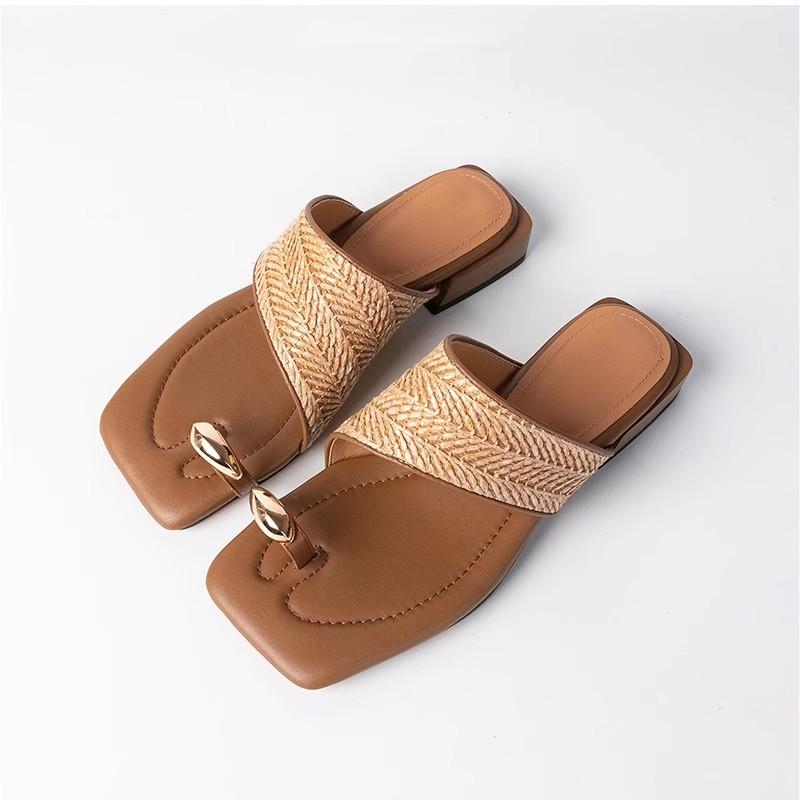 Fashion Women's New Spring/Summer Square Head Casual and Comfortable Medium Heel Large Metal Accessories Truffle Toe Beach Slippers
