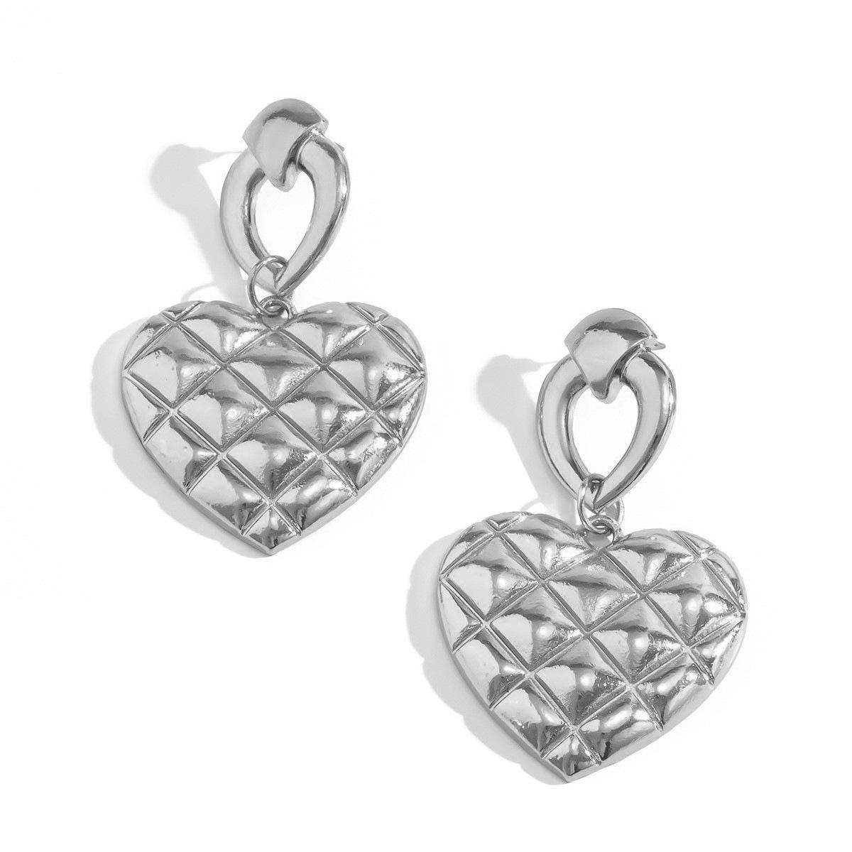 

Retro Street Photography Versatile Heart-Shaped Earrings For Women, Fashionable Temperament, Small Fragrant Style Irregular Earrings