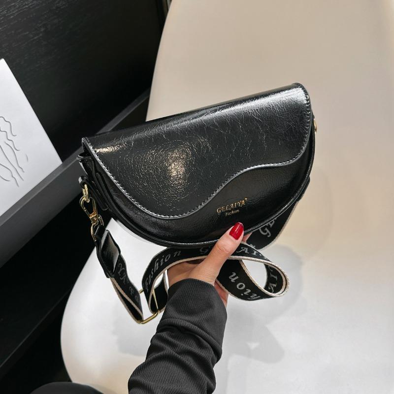 Fashion textured women's bag autumn and winter new retro versatile wide shoulder strap single shoulder underarm saddle bag