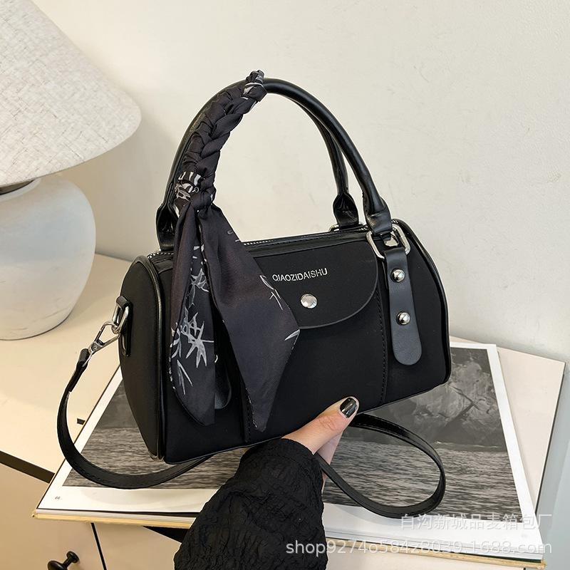 

Retro high-end hand-held bowling bag women s 2025 new autumn and winter simple fashion shoulder bag versatile messenger bag чорний