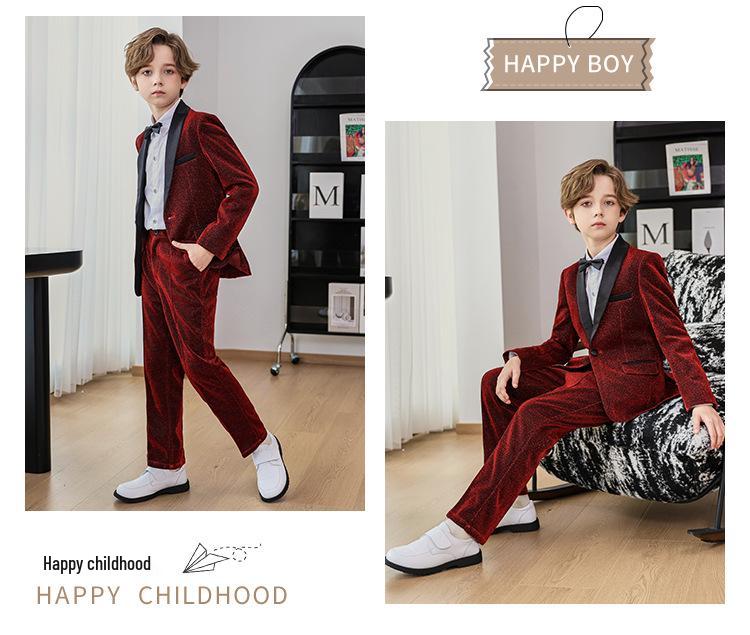 Chlapecký formální oblek v britském stylu pro družbu a klavírní vystoupení