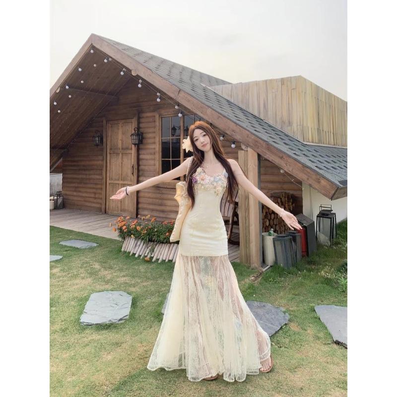 Französisches Schwermetall-Blumen-Spitzen-Netz-Spleiß-Hosenträgerkleid Damen Sommer Strandurlaub Temperament Fischschwanzkleid