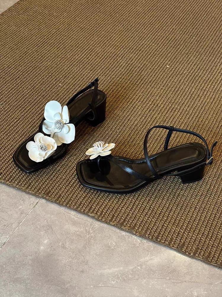 Sheepskin version 2025 spring and summer new fairy wind soft leather beach open-toed sandals French flower word with sandals female