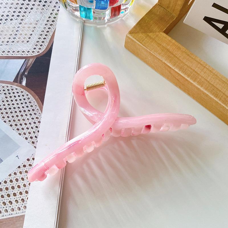 Beautifully Plastic Crafted Hair Claw Clips With Elegant Shapes And Vibrant Colors For Every Hairstyle Needs