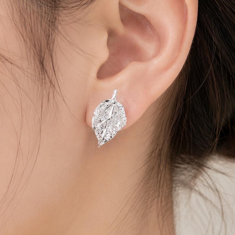 Elegant Gold Leaf Stud Earrings: Stylish, Luxurious, and Versatile Chinese Design