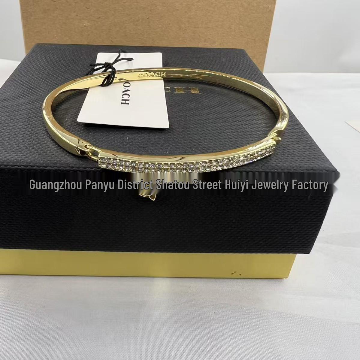 Знаменитый эмалевый браслет-манжета на шарнире COA Silver