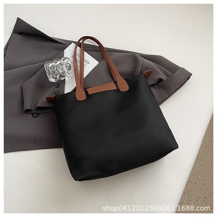 

2025 Новая нейлоновая повседневная сумка-тоут большой вместимости, сумка через плечо для поездок на работу, стильная простая женская сумка под мышкой