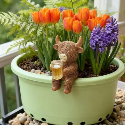 Drinking Highland Cow Figurine Holding Wine Beer Cup Highland Cattle Statue Resin Animal Sculpture Outdoor Garden Flower Pot Hugger Ornament