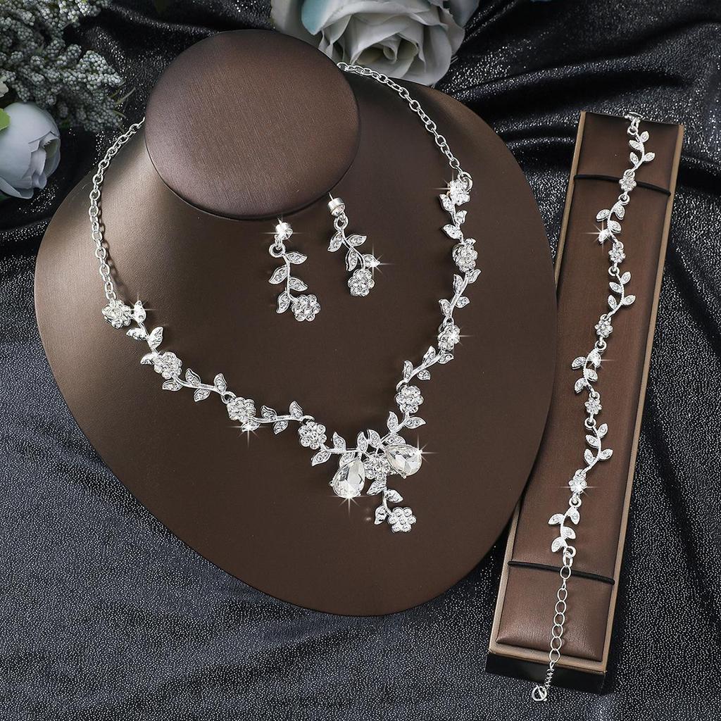 Wyrazisty zestaw biżuterii z cyrkoniami: Naszyjnik, Kolczyki i Bransoletka na Studniówkę lub jako Akcesoria do Kostiumu.