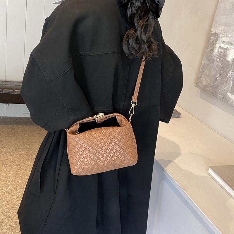 Stylish Shoulder Crossbody Bag For Women With Chic Design And Cozy Pillow Shape