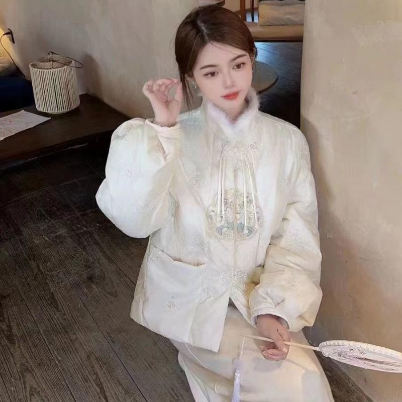 

Женская зимняя куртка 2024 года с вышивкой и воротником-стойкой - Ретро в китайском стиле, маленького размера M (90-110 jin)