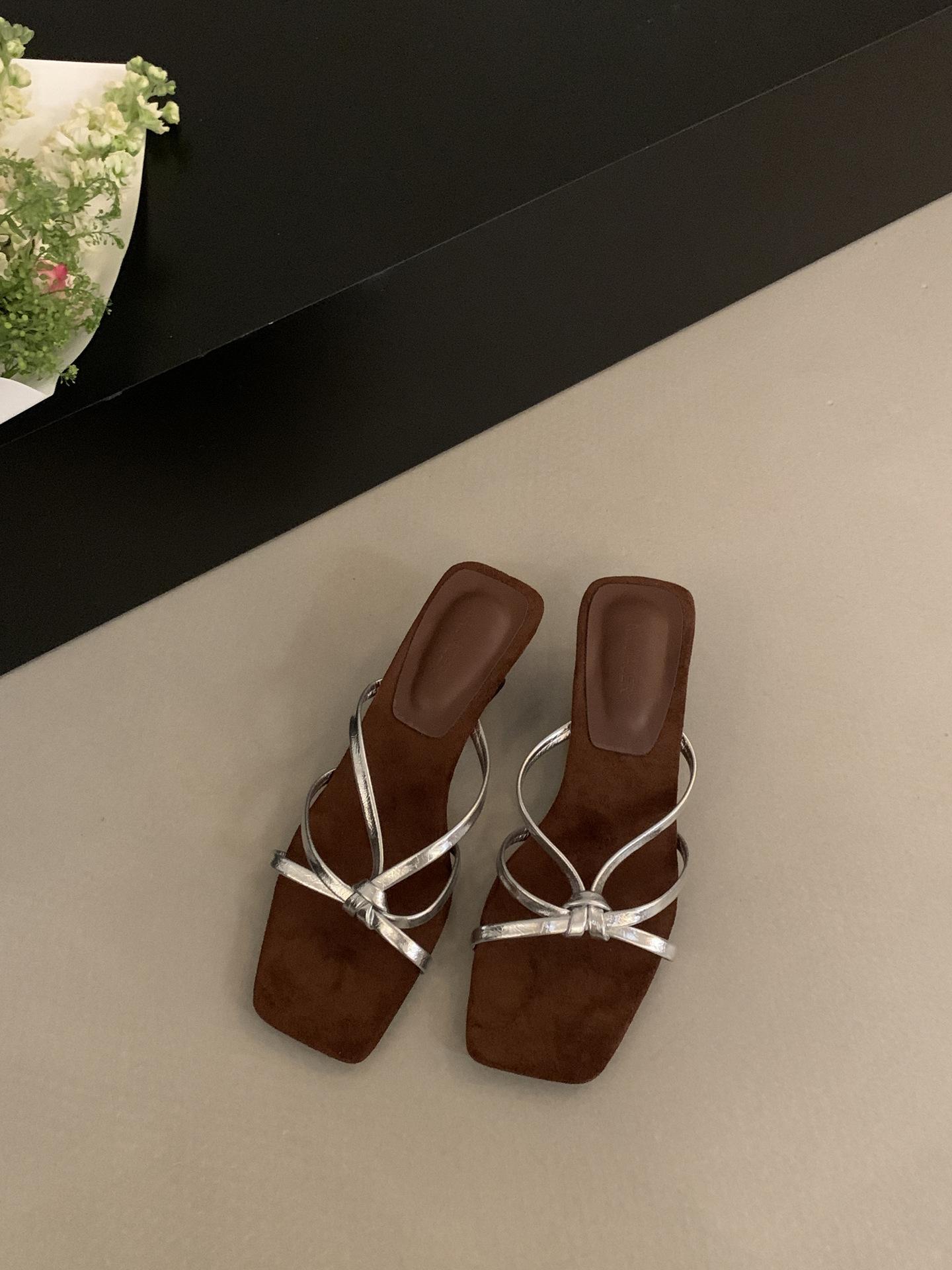 

Летом 2025 года новая корейская версия французских милых босоножек на танкетке с квадратным носком и высоким каблуком, шлепанцы с перемычкой для ношения в прохладную погоду 40