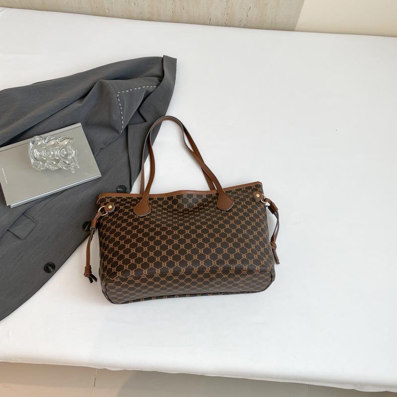 Winter new personality temperament commuter underarm tote bag beautiful niche design trendy shoulder handbag