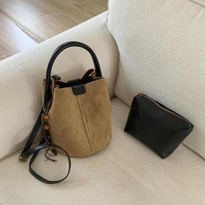 Foreign Style Fashionable Exquisite Versatile Shoulder Messenger Bag Simple 2025 Autumn and Winter Women's Portable Bucket Bag Mother and Child Bag