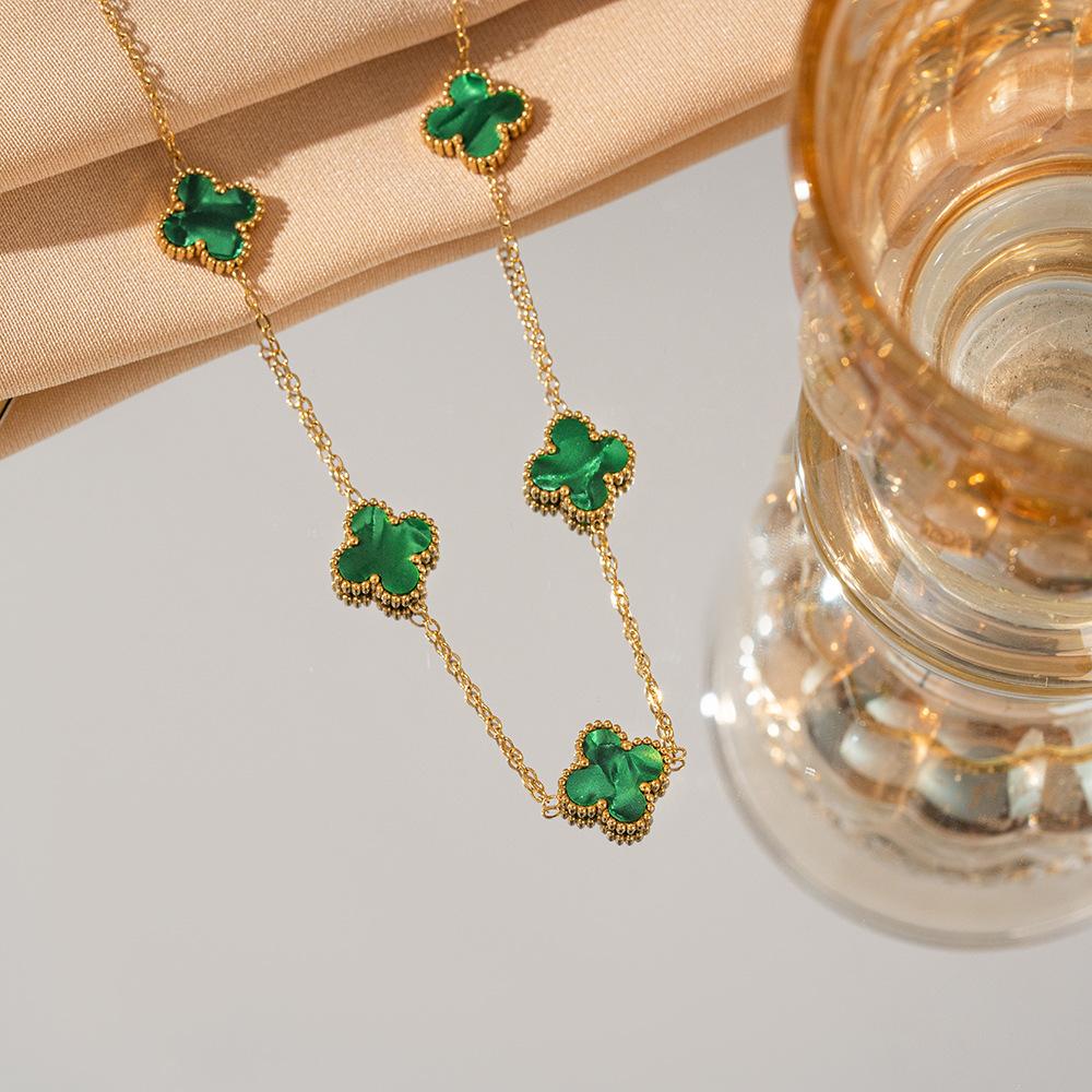 

Ожерелье из четырехлистного клевера из высококачественной титановой стали, которая не выцветает и излучает ощущение роскоши.. Это высококачественный аксессуар.