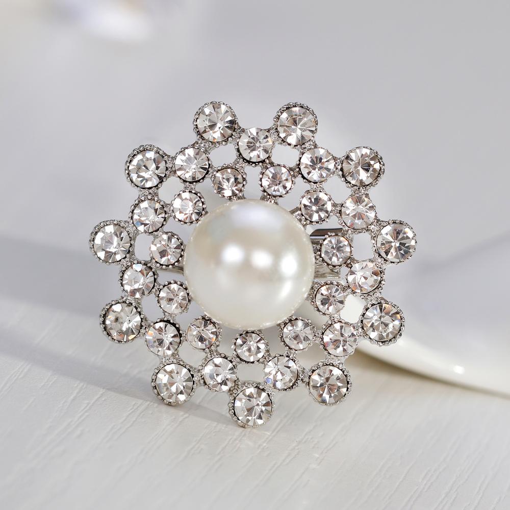 Snowflakes Pattern Corsage Brooch Breastpin Hollowed-out Alloy Inlaid Rhinestone Lady Women Valentine Gift