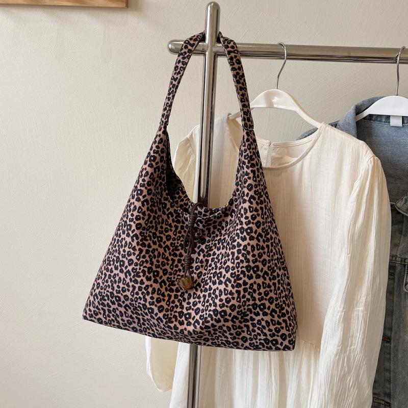 

Niche leopard print bag women s new trendy fashion popular shoulder bag large capacity tote bag