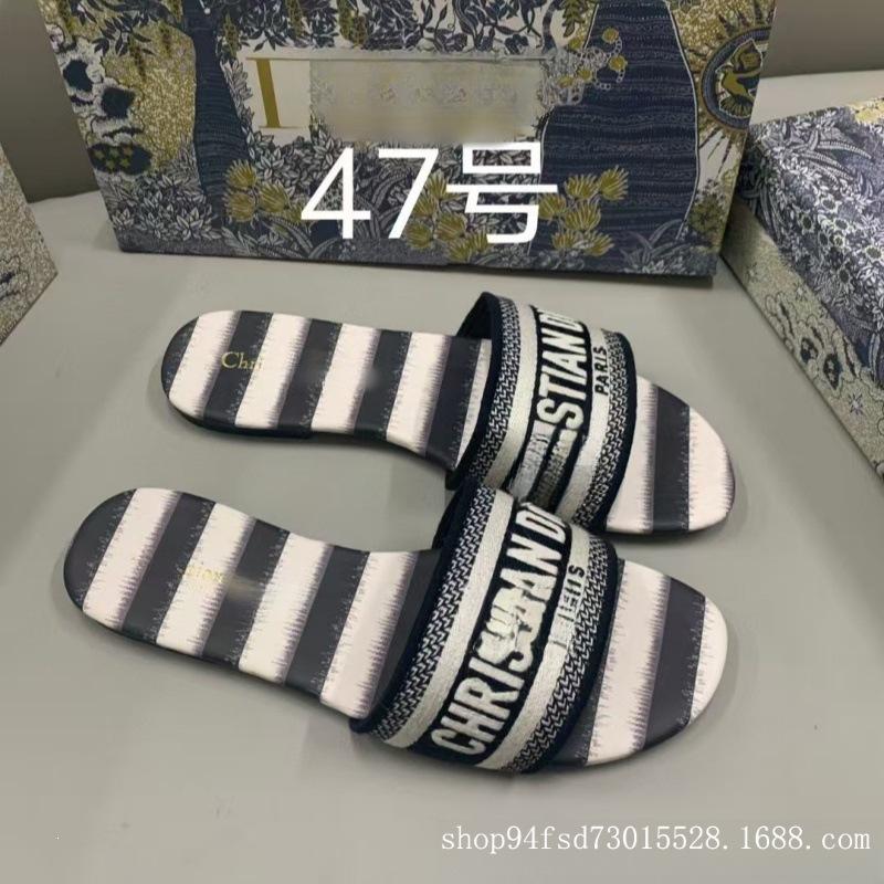 This Board Shoes Jacquard Embroidered Women's Slippers Classic Casual One-letter Flat Slippers
