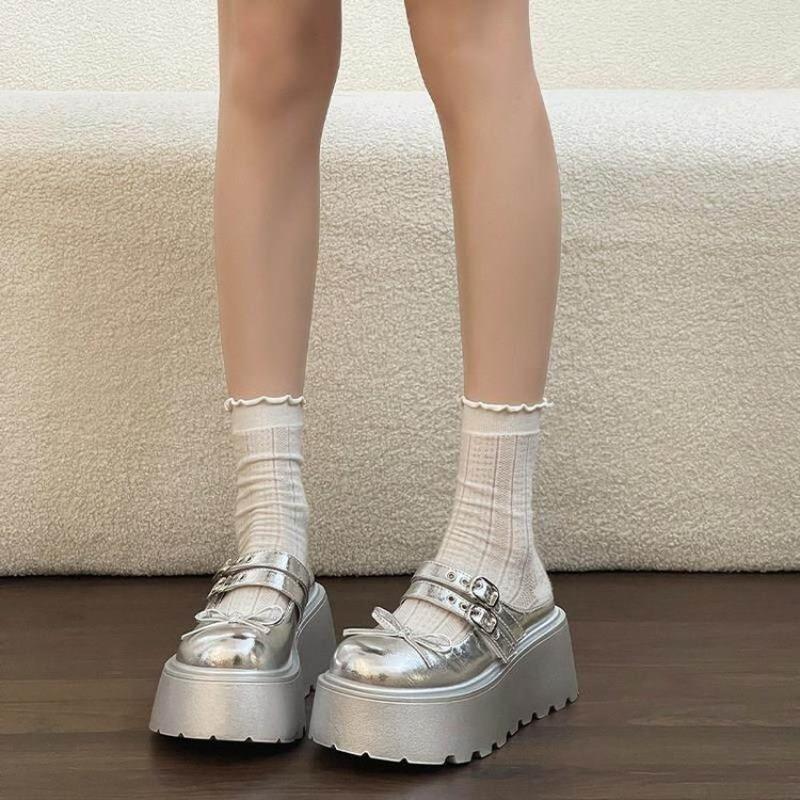 Женские мокасины на толстой подошве с круглым носком и двумя пуговицами противоскользящие и увеличивающие рост 35 серебряный 2060₽