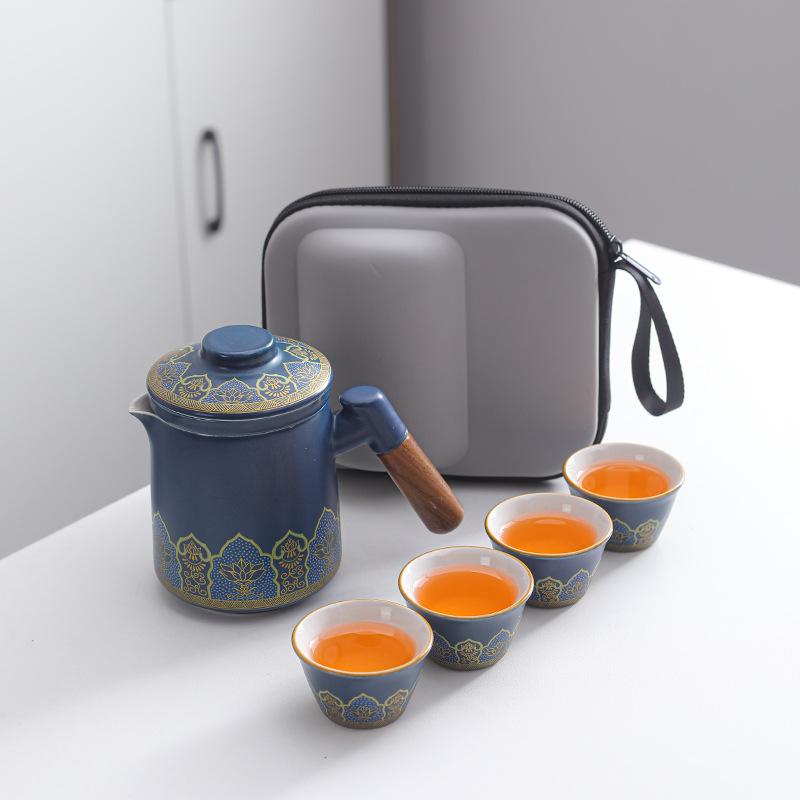 Cestovní čajová souprava jako firemní dárek, jedna konvička a čtyři šálky pro otce, bankovní klienty a jako luxusní suvenýr na firemní výroční schůzi