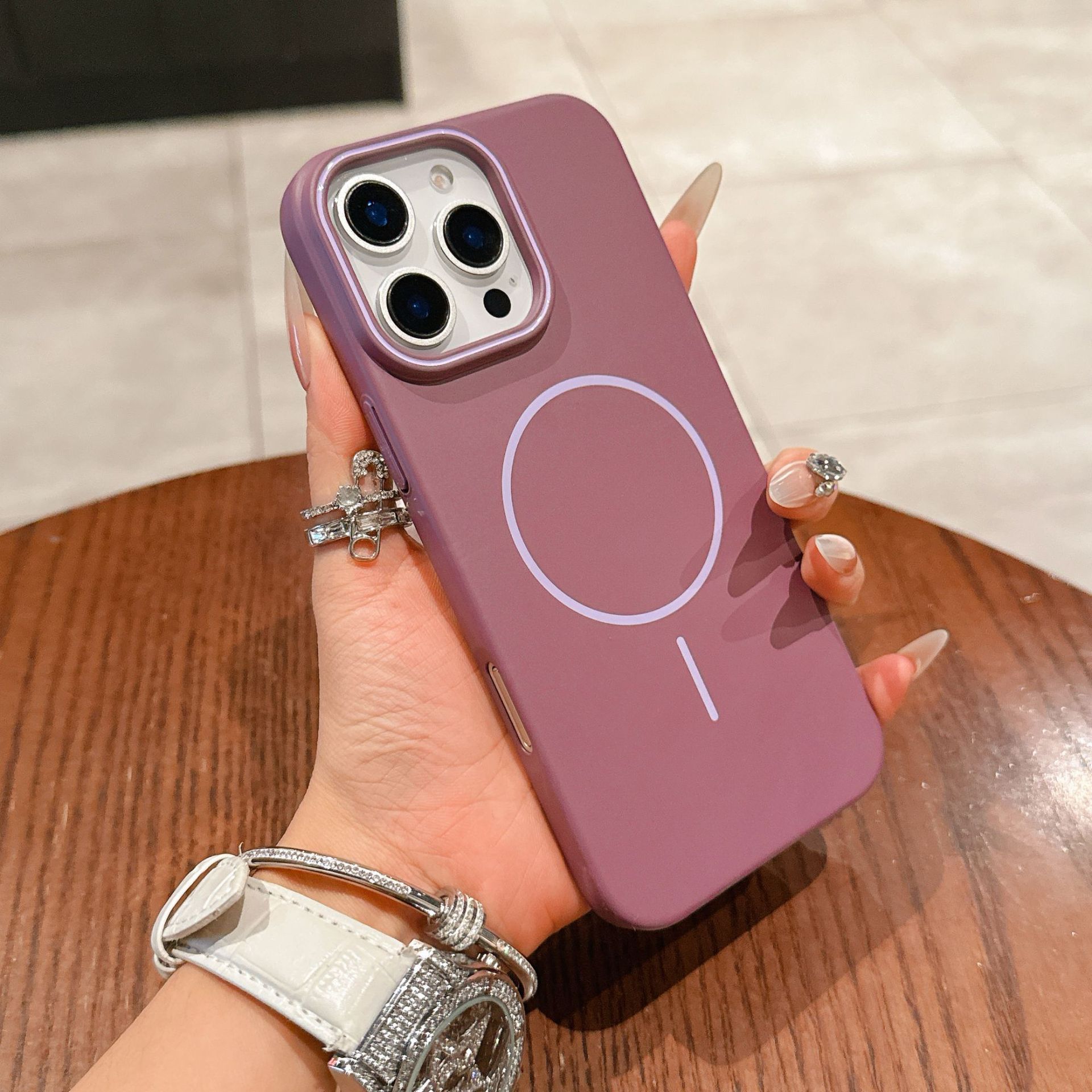 

Подходит для iPhone16 Магнитная зарядка Чехол для мобильного телефона Мягкий и приятный на ощупь Apple 15PROMAX Матовый Противоударный 14 Защитный чехол iPhone13mini