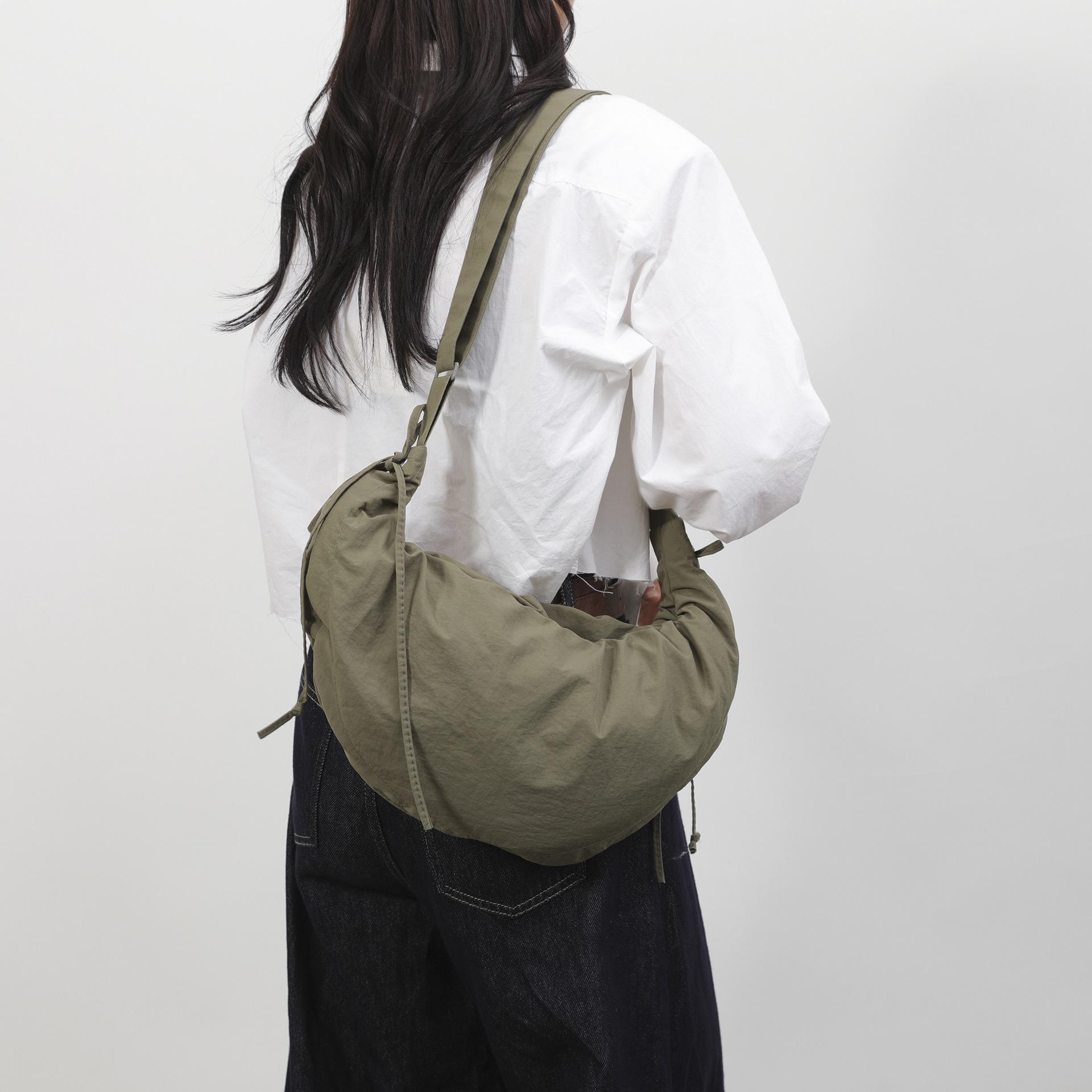 

2024 Korean-Style Lightweight Women s Nylon Canvas Crossbody & Underarm Dumpling Bag One Size чорний