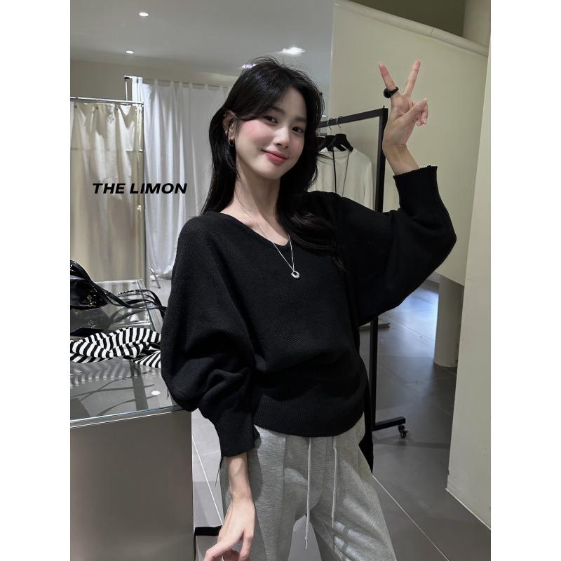 Design bat sleeve knitted sweater base loose light gray apricot new autumn and winter atmosphere collar straps