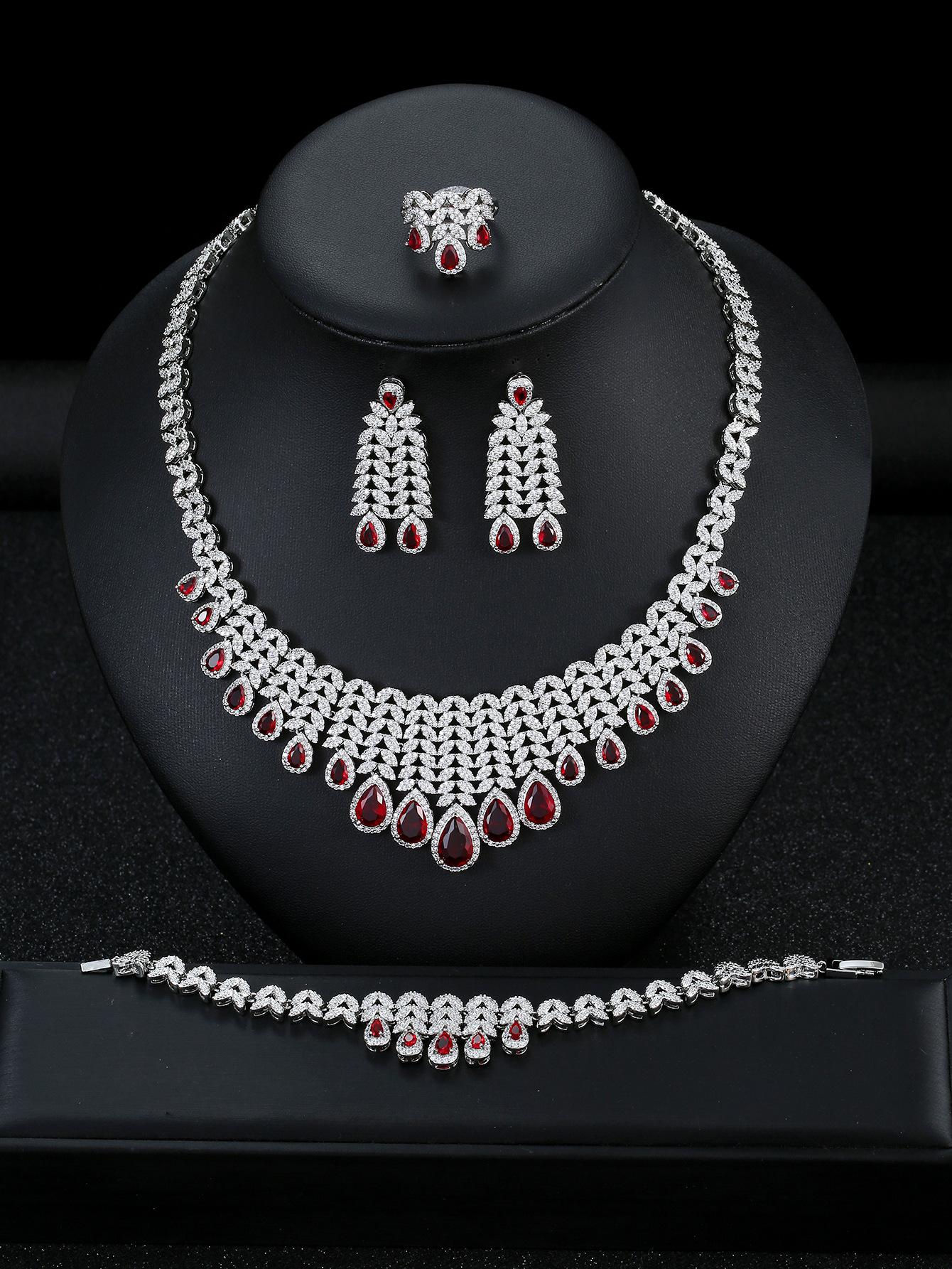 

Комплект из ожерелья, серег, браслета и кольца. Свадебный комплект украшений для невесты, для ужина. Комплект из четырех предметов. Женская праздничная бижутерия. розы красного