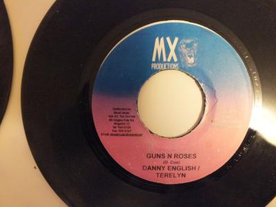 7-Zoll Schallplatte DANNY ENGLISH, DETERMINE - Guns N Roses / Love You Girl KEINE MX Productions Jamaika Reggae, Ska & Dub Gebraucht