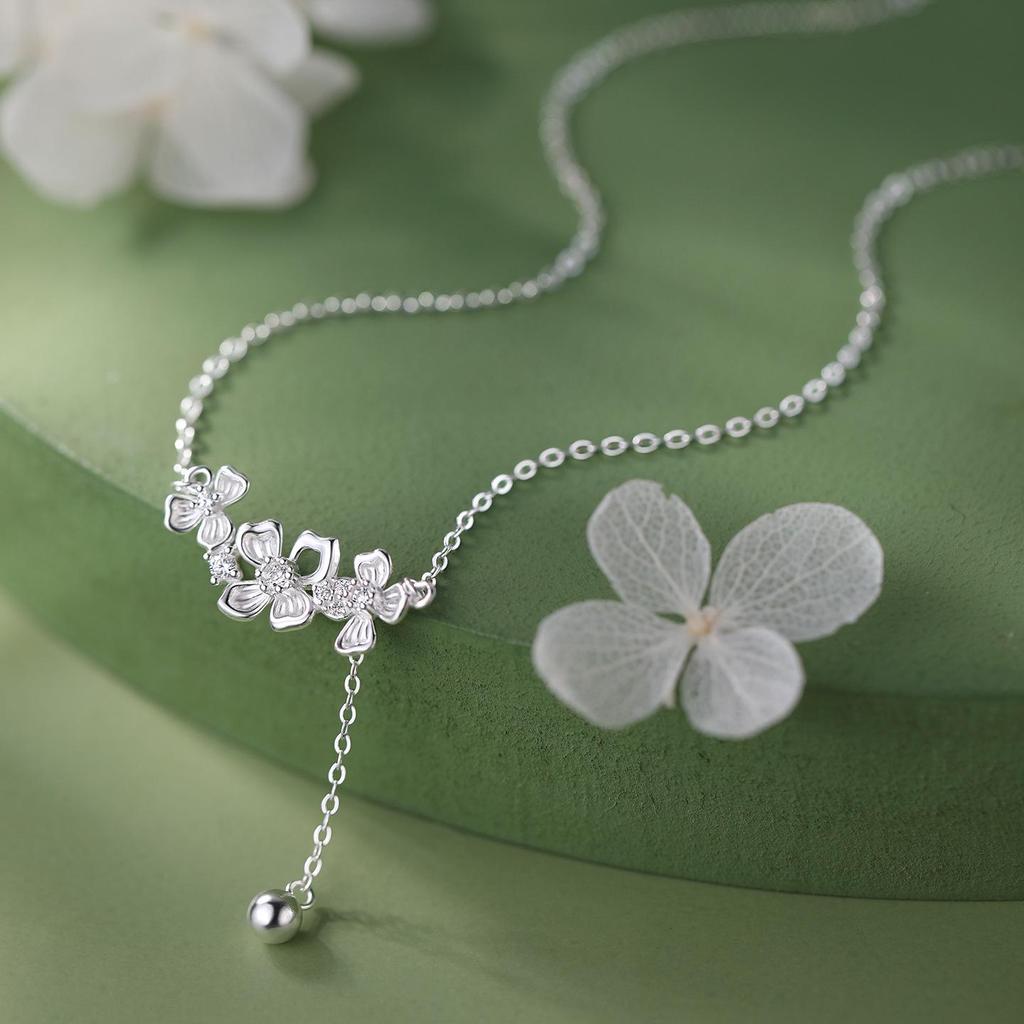 Ginkgo Leaf Tassel Necklace: Autumn/Winter Petal Pendant Clavicle Chain for Women, Versatile and Exquisite Style.