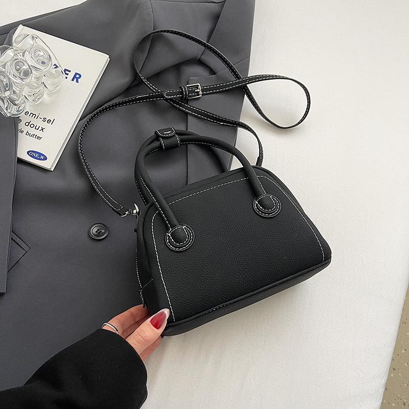 Small bag women's retro new fashion niche design shoulder messenger bag portable pillow bag