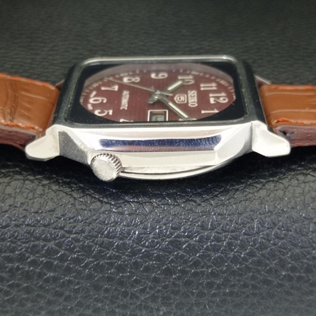 JAPAN VINTAGE SEIKO 5 AUTOMATIC 7009A MENS MAROON COLOR DIAL WATCH a702362-5 R124-a702362