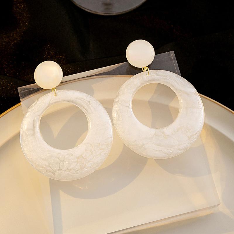 Hong Kong Style Retro White Smudged Earrings, Niche Cold Style High-End Earrings, Circle Hollow Earrings, Female
