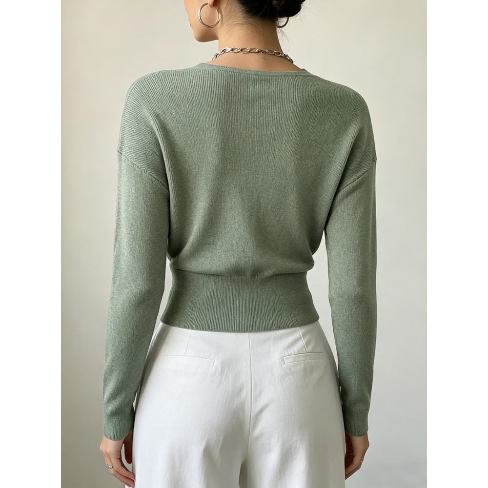 Maglione da donna a maniche lunghe in maglia tinta unita, elegante, scollo a V incrociato, aderente in vita, valorizza la figura, minimalista, camicetta
