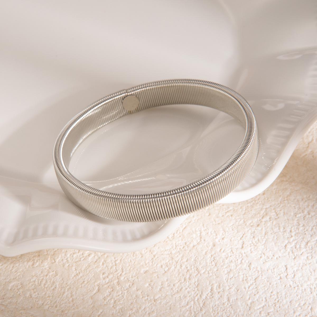 

Gold Thread Spiral Multi-Layer Bracelet Necklace: Elegant European & American Design for Women