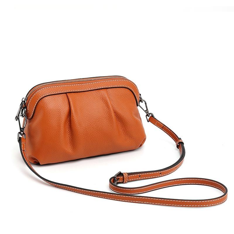 The first layer of cowhide small bag, the new versatile shoulder bag, simple pleated bag, messenger bag.