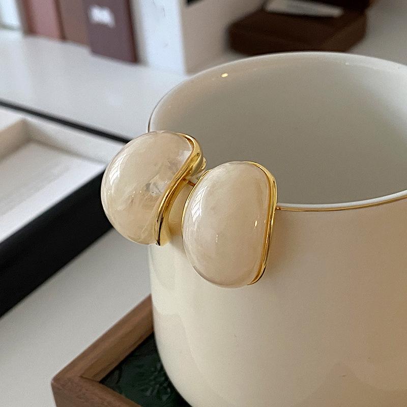 

Серьги-гвоздики овальной формы с широкими боками из смолы с разводами, серьги в стиле ретро Майяр, серьги в стиле легкой роскоши, модные женские серьги