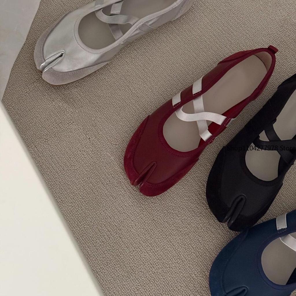 Fashion Novelty Split Toe Flat Shoes Woman Quality Leather Mary Janes Japanese Style Trotters Flats Ankle Bele Tabi Ninja Loafers Women