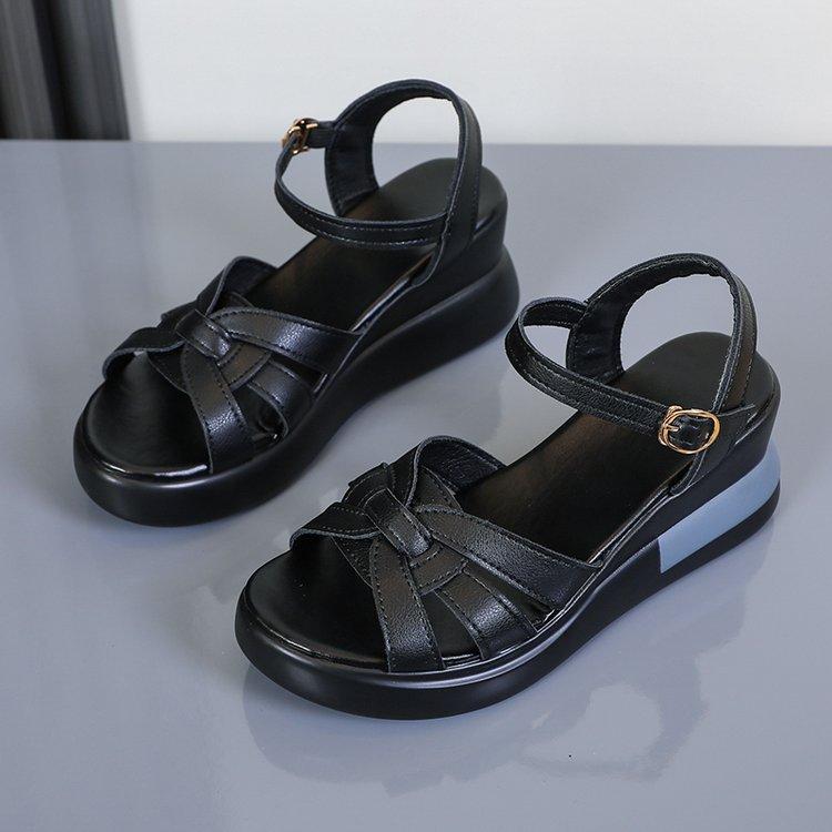 

Сандалии женские с полой пряжкой, лето 2025, новые повседневные туфли с открытым носком на танкетке в стиле ретро, римские туфли, сандалии женские большого размера 35 чёрный