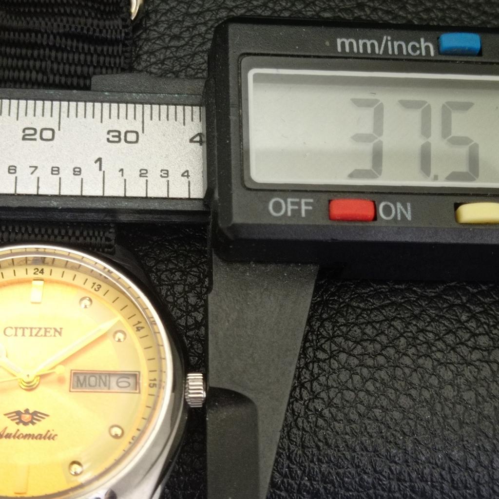 JAPAN VINTAGE CITIZEN AUTOMATIC 8200 MENS GOLDEN COLOR DIAL WATCH a702783-1 R210-a702783