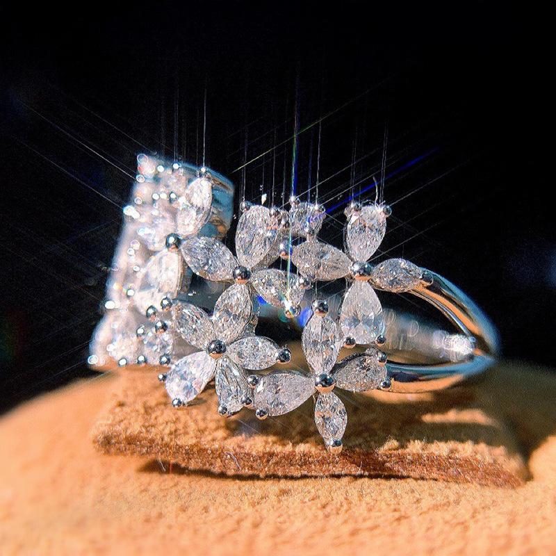 Trendy neuer blattförmiger Ring für Frauen 18 Karat Gold mit eingelegtem echten Diamanten Antrags- und Verlobungsschmuck