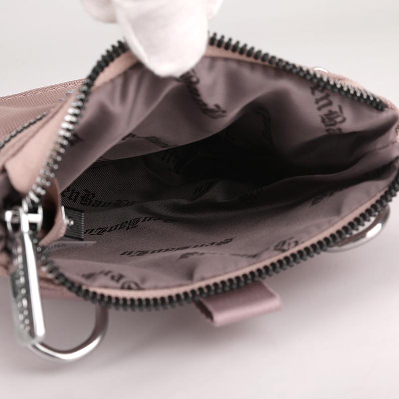 Bolso Cruzado Compacto de Nailon para Mujer – Diseño Ligero y Resistente al Agua con Placa Metálica con Logo y Múltiples Bolsillos, Ideal para el Uso Diario