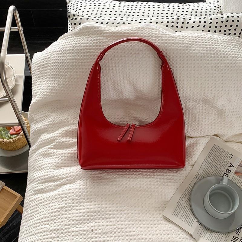 

Korean Niche Design High-end Bag Women 2025 New Retro Underarm Patent Leather Shiny One-shoulder Handbag червоний