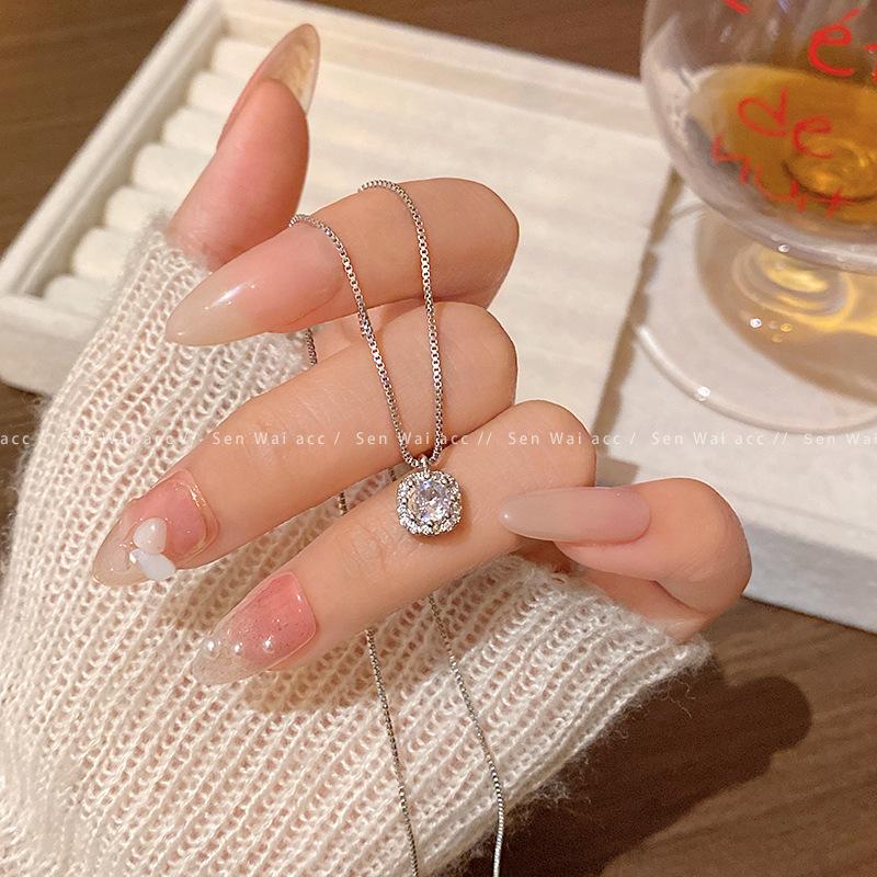 Women s Light Luxury Niche Necklace серебряный
