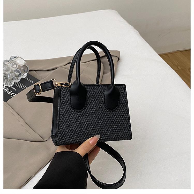 Nuova borsa a tracolla da donna per la primavera e l'estate 2025, piccola borsa quadrata messenger, moda quest'anno popolare, borsa a mano semplice