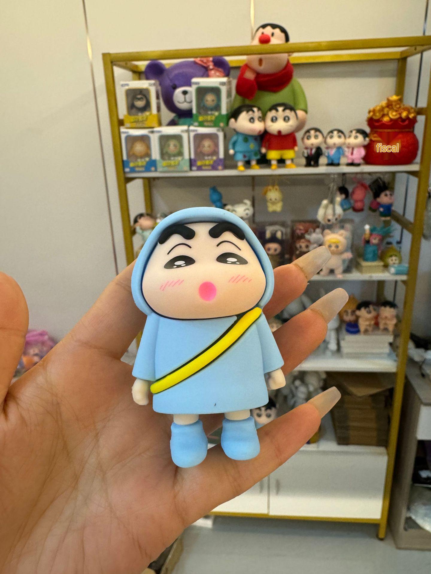 

Милая фигурка Крэйона Шин-чана в дождевике - Модное украшение для рабочего стола/автомобиля